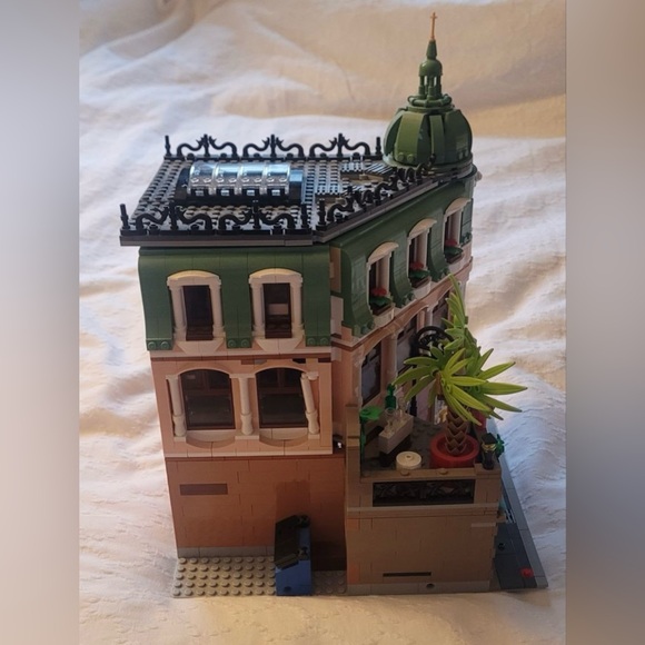 LEGO Icons: Boutique Hotel (10297) Completed Set With Minifigures - Picture 2 of 10